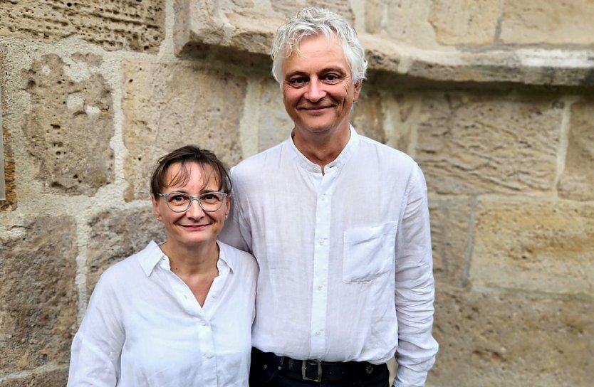 Petra und Dirk Lehner Anfang September vor der St.-Marien-Kirche in Bleicherode (Foto: Evangelischer Kirchenkreis S&uuml;dharz)
