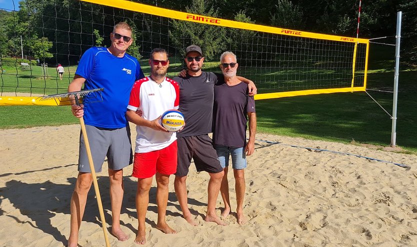 Ball&uuml;bergabe auf dem neuen Platz (Foto: R.Gerlach)