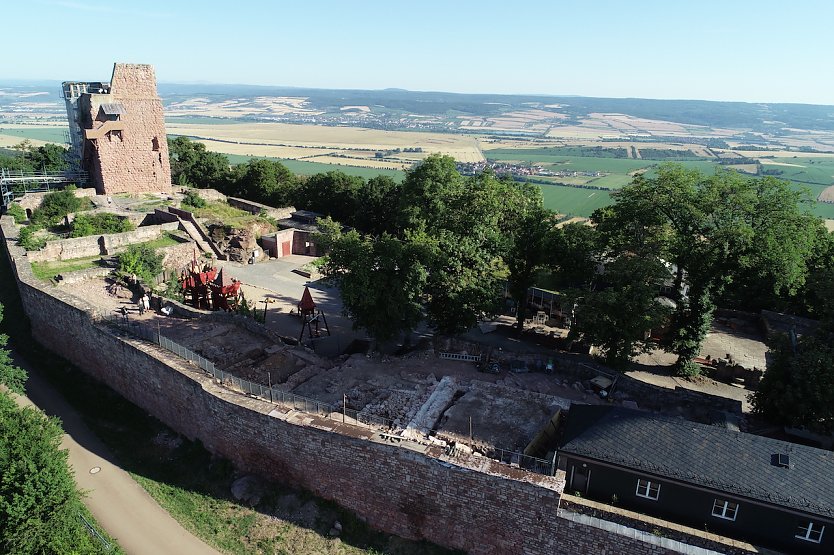 Blick auf die Ausgrabungen auf der Kyffh&auml;user Oberburg  (Foto: Dr. Holger Gr&ouml;nwald)