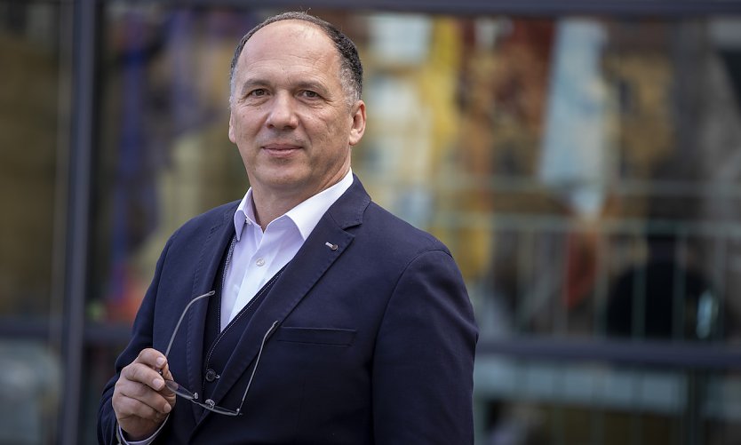 Der Journalist Mirko Kr&uuml;ger kommt in die Traditionsbrennerei (Foto: Kristin D&ouml;pel-Rabe)