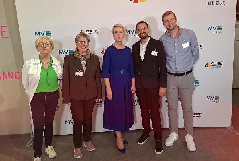 Felix Loup (ganz rechts) im Kreise der Ministerpr&auml;sidentin Manuela Schwesig und der anderen drei Th&uuml;ringer Delegierten (Foto: nnz)