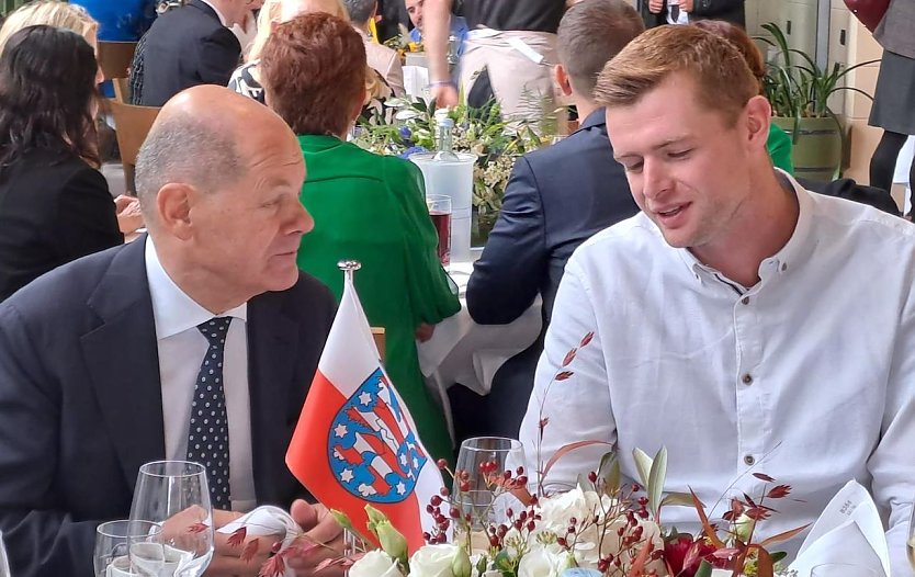 Kleine Fachsimpelei mit dem Bundeskanzler: Felix Loup im Gespr&auml;ch mit Olaf Scholz (Foto: nnz/F.Loup)