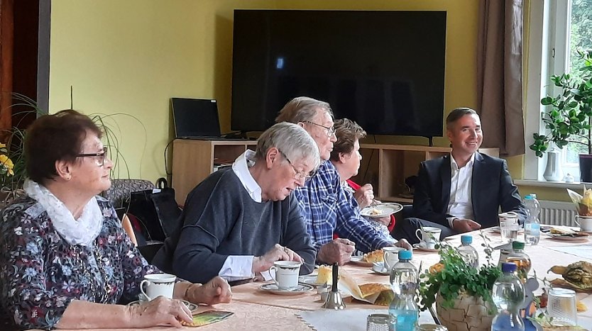 Ren&eacute; Leipnitz, Vorstandsvorsitzender der Kyffh&auml;usersparkasse besuchte den Verband der Behinderten in Sondershausen (Foto: Dorothea Kieper)