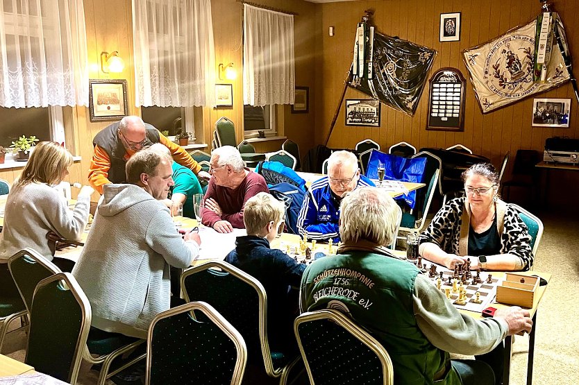 Schachclub besucht Schützenverein (Foto: Peter Paul Wojczyk) Schachclub besucht Schützenverein (Foto: Peter Paul Wojczyk)