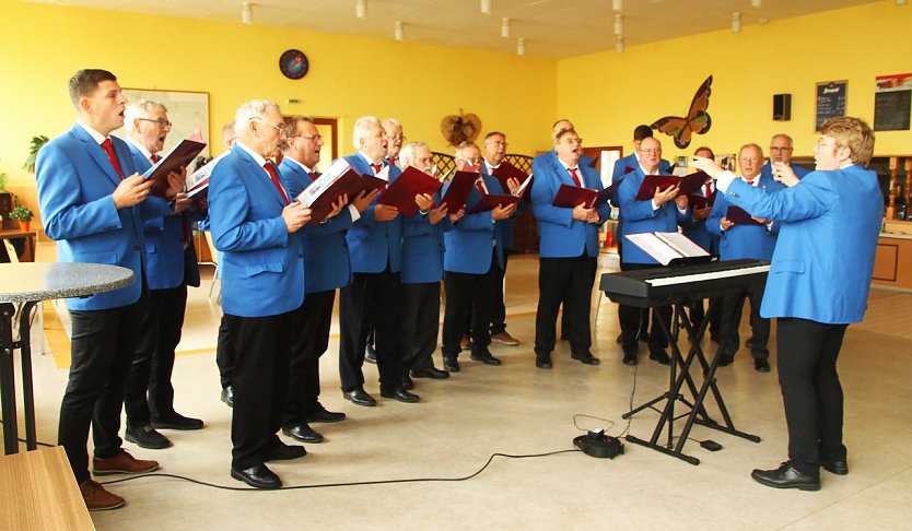 M&auml;nnerchor Holzsu&szlig;ra beim 336. Treffen der Alterskameraden der Feuerwehr (Foto: G&uuml;nter Herting)