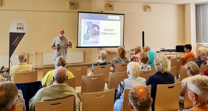 Steffen Ritschel im Juli w&auml;hrend der ersten gemeinsamen Veranstaltung von SWG und Polizei im Gespr&auml;ch mit interessierten Zuh&ouml;rern.  (Foto: SWG Nordhausen/Schedwill )
