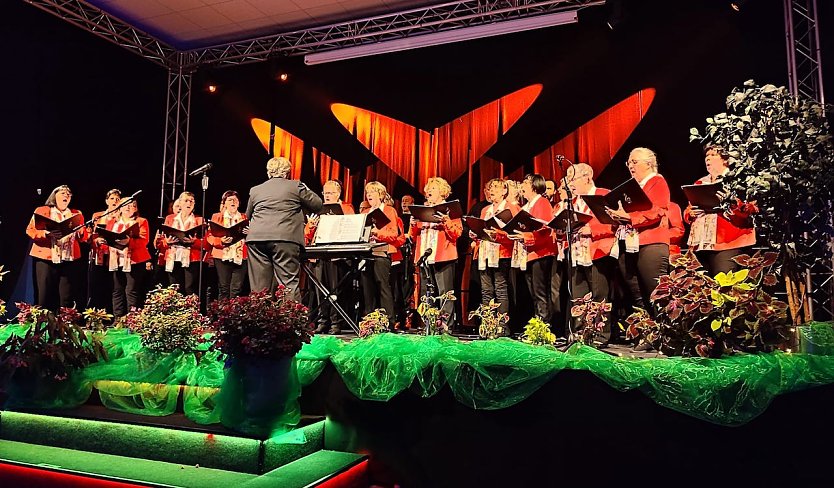 Frankenh&auml;user Frauenchor singen mit Don Kosaken Chor in der Rotbart Arena (Foto: Privat)