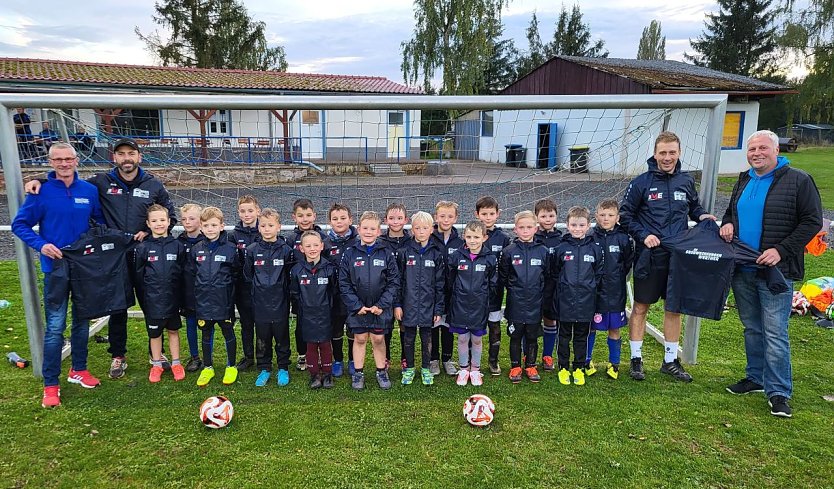 Neue Regenjacken f&uuml;r die jungen Kicker (Foto: N.Oppermann)