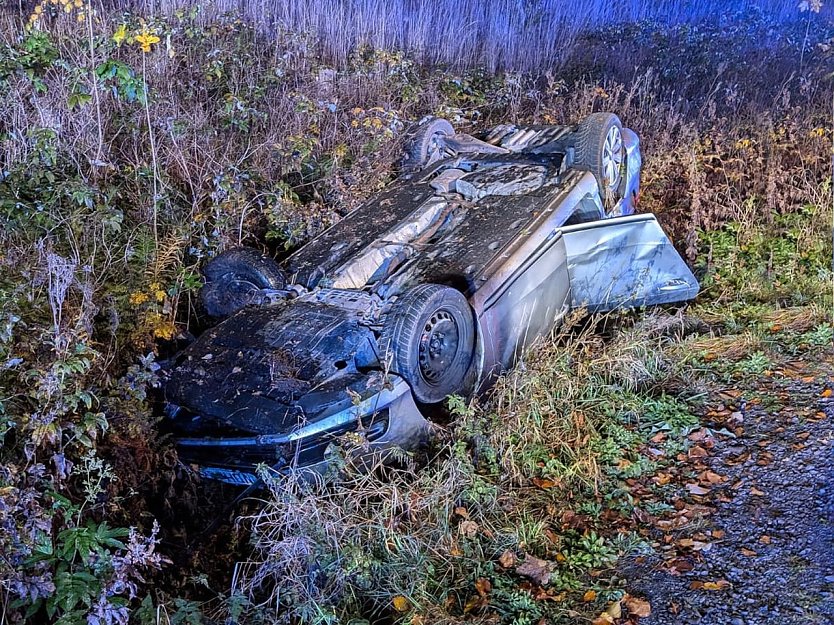 Fahrzeug &uuml;berschl&auml;gt sich - Beifahrer verletzt (Foto: Feuerwehr Ilfeld/Wiegersdorf/Silvio Dietzel)