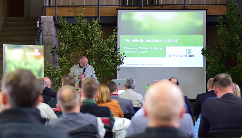 Th&uuml;ringenForst-Vorstand Volker Gebhardt bei seinem Vortrag auf dem Kommunalen Waldtag S&uuml;dth&uuml;ringen 2024 (Foto: Jan B&ouml;hm)