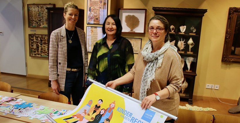 Die Angebote f&uuml;r j&uuml;ngere Besucher haben der Flohburg wieder mehr Zulauf beschert, v.l.: B&uuml;rgermeisterin Alexandra Rieger, Museumschefin Susanne Hinsching und die Hausherrin der Flohburg, Astrid Lautenschl&auml;ger (Foto: agl)