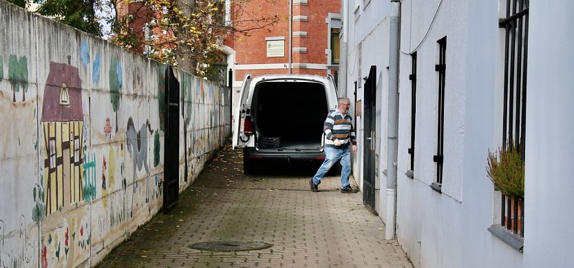 Der Tafel-Transporter passt gerade so in die Einfahrt, steht das Bauger&uuml;st entf&auml;llt die Anlieferung (Foto: agl)