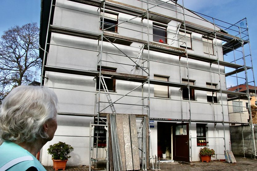 Auf der R&uuml;ckseite des Hauses steht das Ger&uuml;st bereits, die Zufahrt sollte heute zugebaut werden, die Tafel hat sich aber noch einen Tag Aufschub erbitten k&ouml;nnen (Foto: agl)