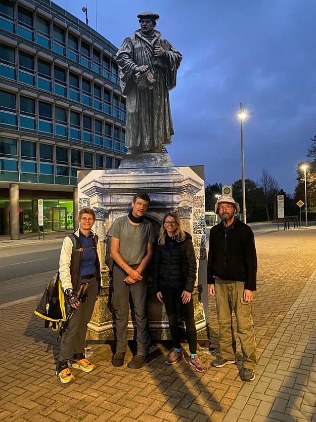 Auch wenn diese vier vor dem Eisleber Luther-Denkmal wie eine Touristengruppe aussehen, die Eisleben erkundet: Die Wahrh eit ist, dass Antje Otte-Hartig, Bodo Schwarzberg, Nina Suckale und Dr. Christian Richter (v.l.) zusammen gerade 147 Kilometer am St&uuml;ck &uuml;ber den gesamten Harz gewandert sind. (Foto: Roy Otte-Hartig)