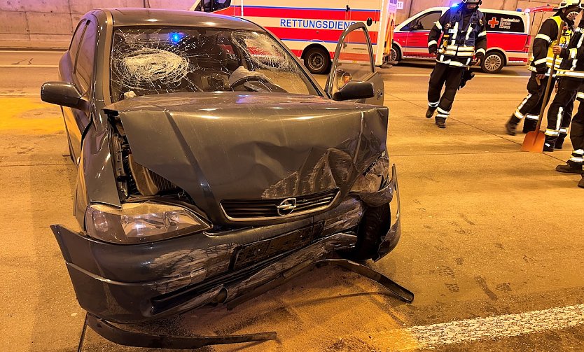 Unfall im Autobahntunnel (Foto: Autobahnpolizei) Unfall im Autobahntunnel (Foto: Autobahnpolizei)
