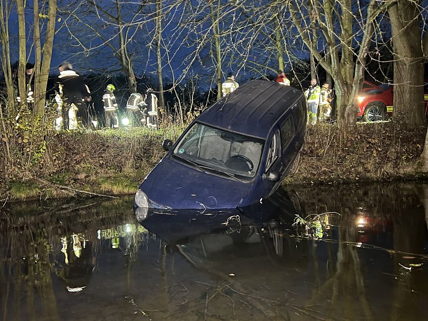 In den Bebraer Teichen wurde ein herrenloses Fahrzeug entdeckt (Foto: S. Dietzel)
