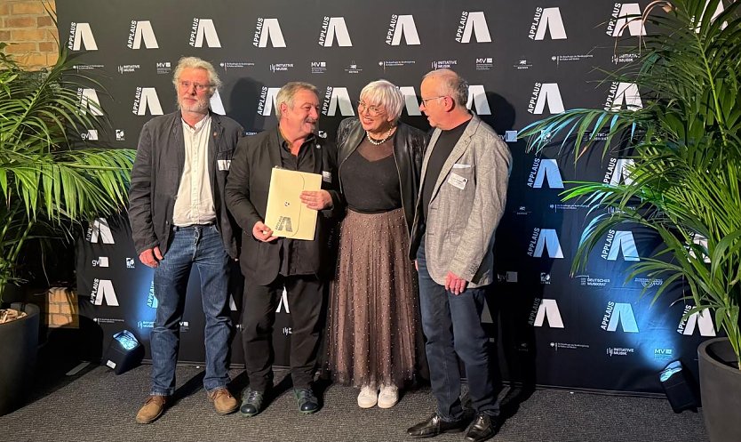 Martin Taeger und Holger Gonska (links) erhalten den Preis von der Beauftragten der Bundesregierung f&uuml;r Kultur und Medien, Claudia Roth. Rechts daneben Jens Endmann (Foto: nnz)