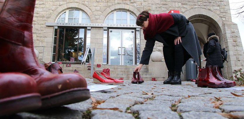 Aktion "Rote Schuhe" vor dem Nordhäuser Rathaus (Foto: agl) Aktion "Rote Schuhe" vor dem Nordhäuser Rathaus (Foto: agl)