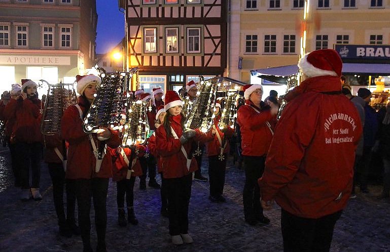 Auch in diesem Jahr wird der Spielmannszug wieder die Feierlichkeiten am Rathaus er&ouml;ffnen (Foto: uhz Archiv)
