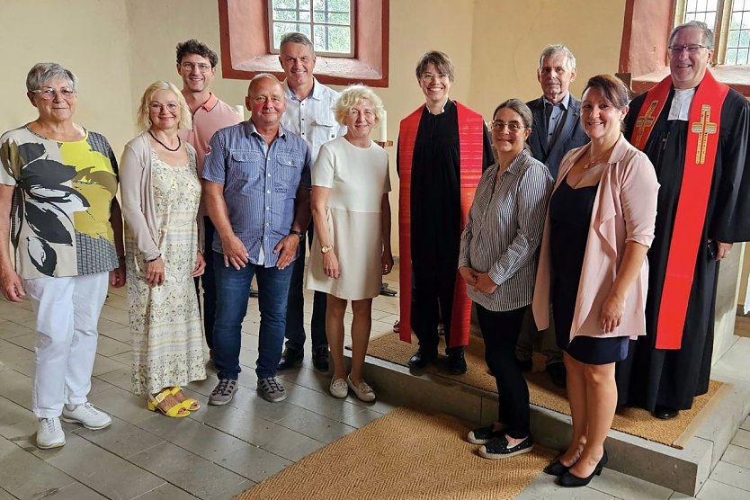 Superintendent Christian Beuchel (ganz rechts im Bild) mit einer gro&szlig;en Zahl Ehrenamtlicher aus dem Pfarrbereich Horsmar bei der Einf&uuml;hrung von Pfarrerin Juliane Themel in ihren Dienst im September 2024 in D&ouml;rna (Foto: Evangelischer Kirchenkreis S&uuml;dharz)