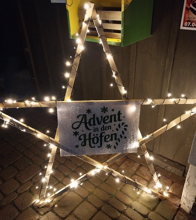 Advent auf den H&ouml;fen in Neustadt/Harz - Leuchtender Stern (Foto: Peter Sieckel)