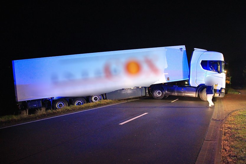 In Folge der Rettungsma&szlig;nahmen kam es zu einem weiteren Unfall, ein Lkw stellte sich auf der Stra&szlig;e quer (Foto: S. Dietzel)