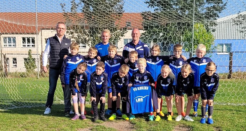  F-Jugend des VfB Oldisleben mit neuen Trainingsanz&uuml;gen, nat&uuml;rlich im Vereinslook mit Schriftzug (Foto: Thomas R&ouml;ber)