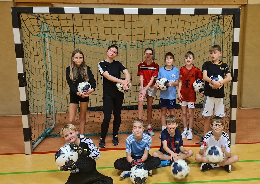 VfB Oldisleben mit nagelneuen B&auml;llen  (Foto: Vanessa Schmidt)