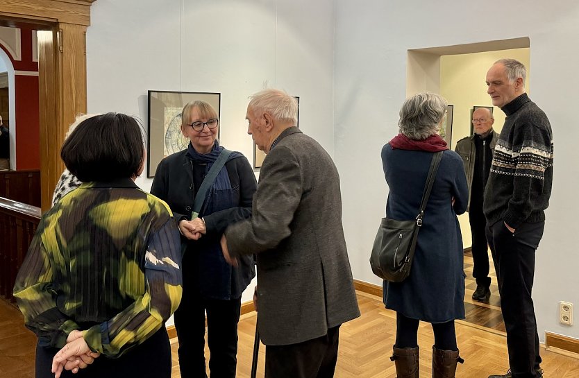 Die K&uuml;nstlerin Ute Zyrus-Gonska (2. v.l.) w&auml;hrend der Vernissage (Foto: Stadtverwaltung Nordhausen)