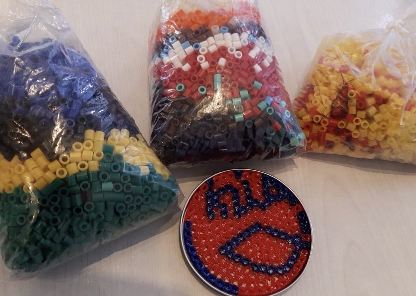 M&uuml;ssen alle ver&uuml;belt werden: gespendete Plastikperlen (Foto: F.Tuschy)