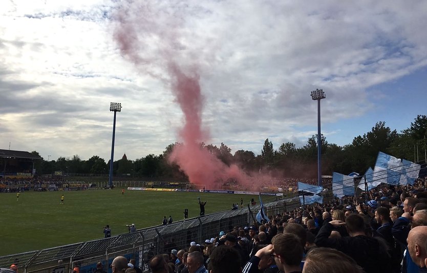 Fans brennen Bengalos im Leipziger Bruno-Plache-Stadion ab (Foto: oas)