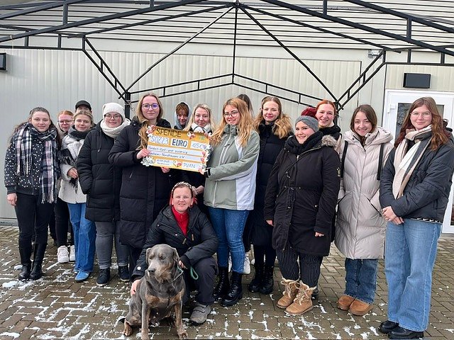 Die Auszubildenden der pro vita Akademie spendeten f&uuml;r das Nordh&auml;user Tierheim (Foto: pro Vita)