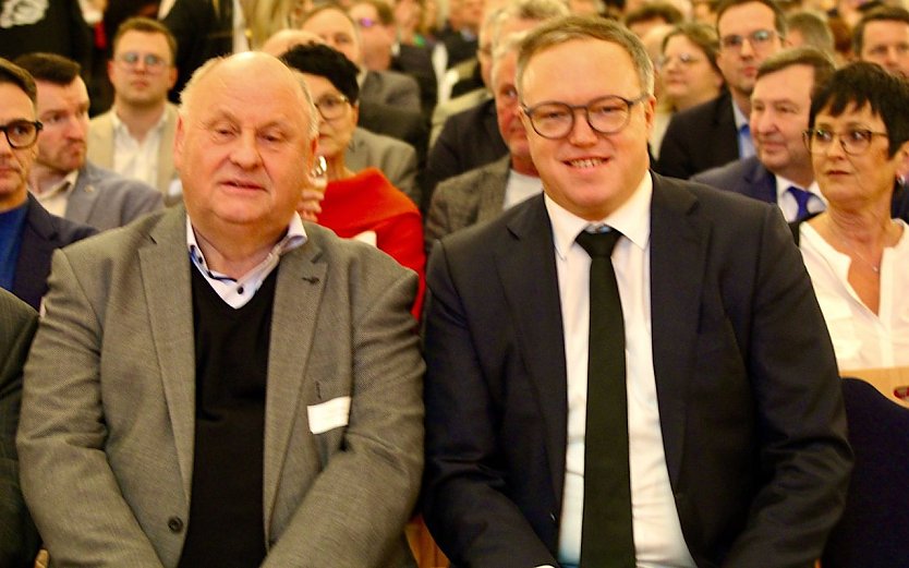 Einer der Hauptsponsoren des Abends, Helmut Peter, neben dem neuen Th&uuml;ringer Ministerpr&auml;sidenten Mario Voigt  (Foto: Eva Maria Wiegand)