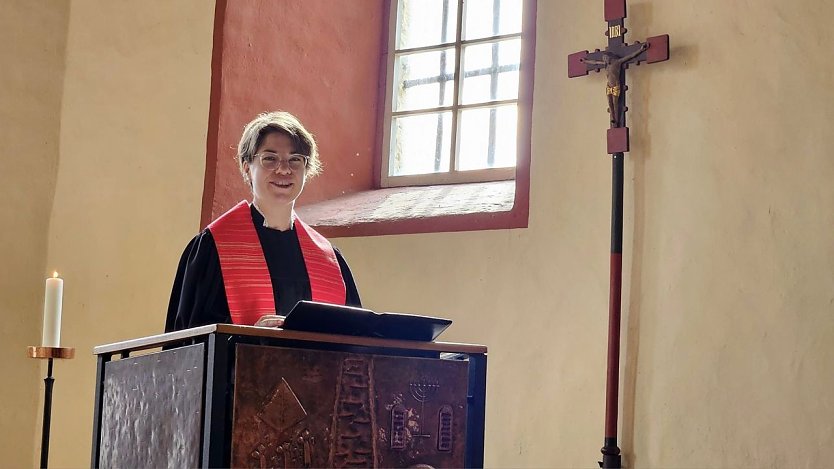 Pfarrerin Juliane Themel hier zu Hause in D&ouml;rna im Kirchenkreis M&uuml;hlhausen - sie wird beispielsweise am Sonntag in Mackenrode im Kirchenkreis S&uuml;dharz predigen/Kirchenkreis M&uuml;hlhausen, Regina Englert (Foto: Evangelischer Kirchenkreis S&uuml;dharz)