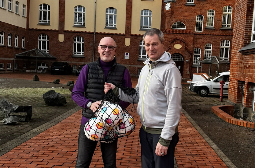 v. l.: Schulleiter Andreas Trump nahm die sportliche Spende von Andreas Meyer entgegen (Foto: LK Sportmarketing)