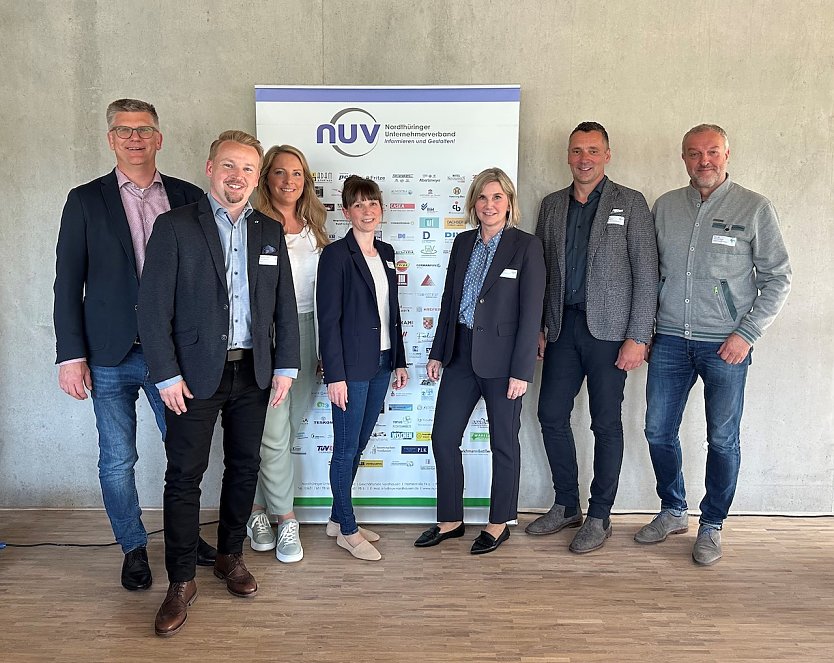 Bild: NUV-Vorstand: Andr&eacute; Materlik, Marcel K&uuml;bler, Carina Schmidt-Pf&ouml;rtner, Claudia Rheinl&auml;nder (Gesch&auml;ftsf&uuml;hrerin), Ricarda Adam (Schatzmeisterin), Niels Neu (Vorstandsvorsitzender), Uwe Lier