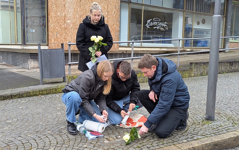 Die Sch&uuml;ler des Geschwister-Scholl-Gymnasiums putzten heute zusammen die Stolpersteine in der Sondersh&auml;user Innenstadt. (Foto: Janine Skara)