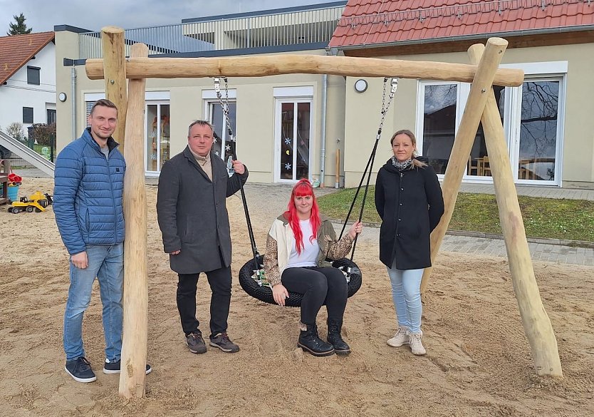 Neue Schaukel in Urbach (Foto: K.Seifert) Neue Schaukel in Urbach (Foto: K.Seifert)