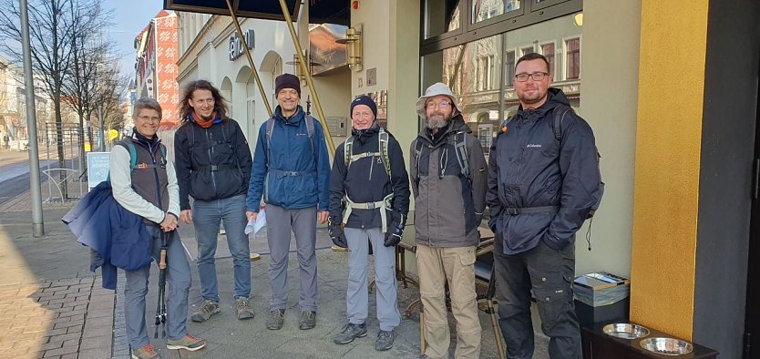 Sechs der sieben Starter vor dem Hotel F&uuml;rstenhof in Nordhausen (v.l.): Antje Otte-Hartig, Frank Steinert, Bodo Schwarzberg, Hartmut Schmidt, Dr. Christian Richter, Jim R&uuml;ckert. (Foto: S. Schmidt)
