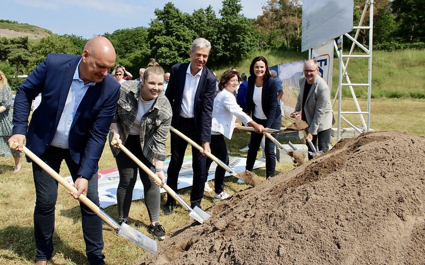 Spatenstich: v.l.n.r. Sondersh&auml;user B&uuml;rgermeister Steffen Grimm; Sch&uuml;lerin der SBZ; Th&uuml;ringer Minister f&uuml;r Bildung, Jugend und Sport, Helmut Holter (Die Linke); Schulleiterin der SBZ Frau Lederer; Landr&auml;tin des Kyffh&auml;userkreises Frau Antje Hochwind-Schneider (SPD); Projektleiter "HKS Architekten" Herr H&ouml;ellering (Foto: Eva Maria Wiegand)