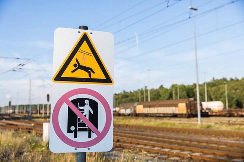 Warnschilder an Bahnsteigen (Foto: Bundespolizei)
