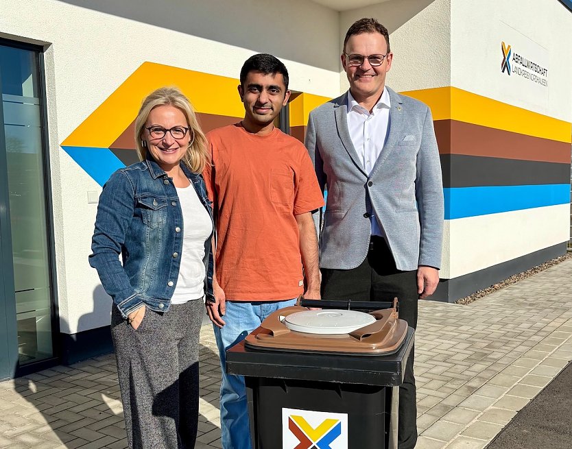 Kathrin Materlik, Karan und Prof. Dr. J&ouml;rg Wagner (v.l.) bei einem Treffen in den neuen R&auml;umlichkeiten der Abfallwirtschaft des Landkreises Nordhausen (Foto: Tina Bergknapp)