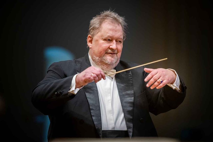 Michael Helmrath am Dirigentenpult (Foto: Marco Kneise)