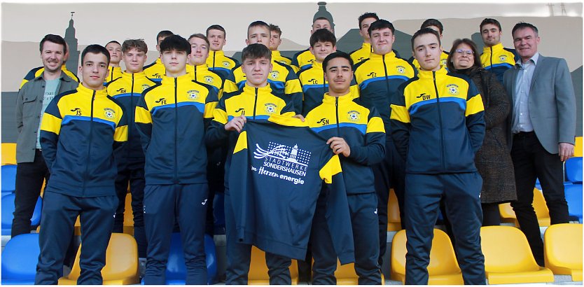 A-Junioren des BSV Eintracht Sondershausen e.V. mit neuen Trainingsanz&uuml;gen  (Foto: Quelle: SWS)