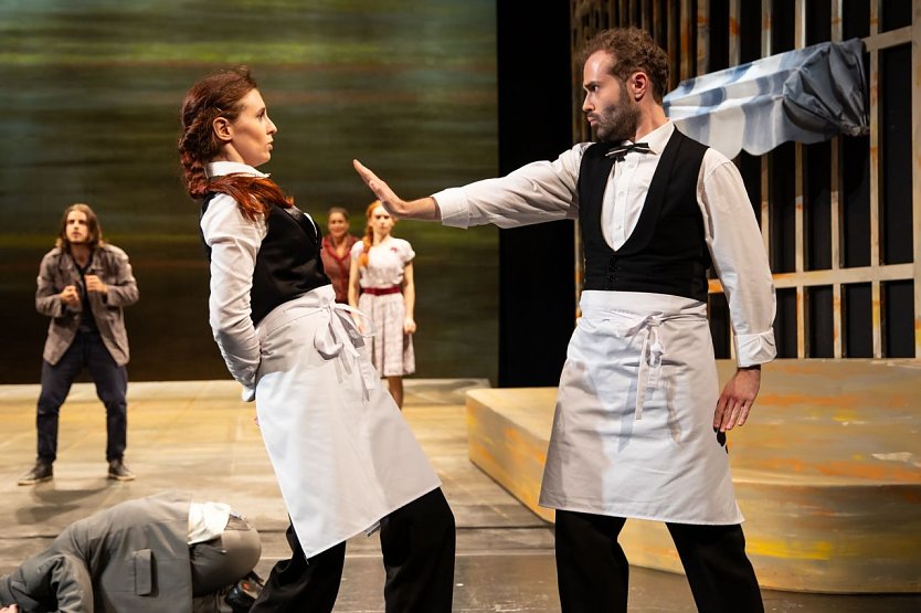 Christopher Wartig als B&eacute;renger sowie Ronja Jenko und Tom Bayer als Kellnerin und Caf&eacute;-Wirt (Foto: Julia Fenske)