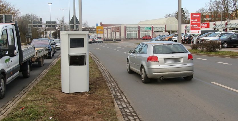 Nordhausens erster station&auml;rer Blitzer wurde gestern in der Halleschen Stra&szlig;e stadteinw&auml;rts in Betrieb genommen (Foto: agl)