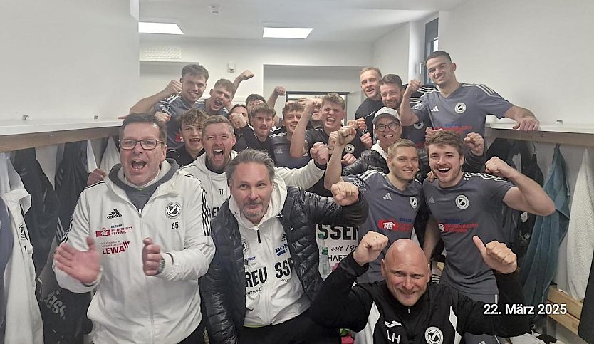 Jubelnde Preu&szlig;en nach wichtigem Ausw&auml;rtssieg in Geratal (Foto: FSV P)