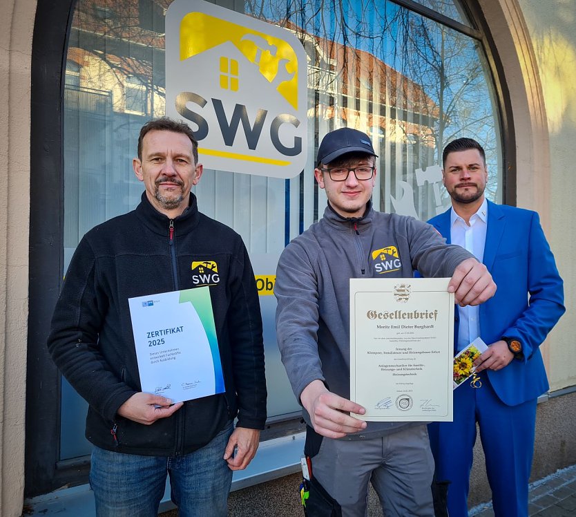 Ausbilder Heiko Oltersdorf (links) und Gesch&auml;ftsf&uuml;hrer Pascal Wetzler freuen sich, dass Moritz Burghardt (Mitte) seine Ausbildung zum Anlagenmechaniker erfolgreich abgeschlossen hat. (Foto: SWG Nordhausen/S.Schedwill)