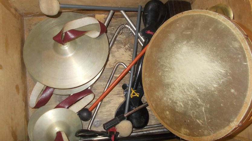 Ein Karton voll Instrumente (Foto: F.Tuschy)