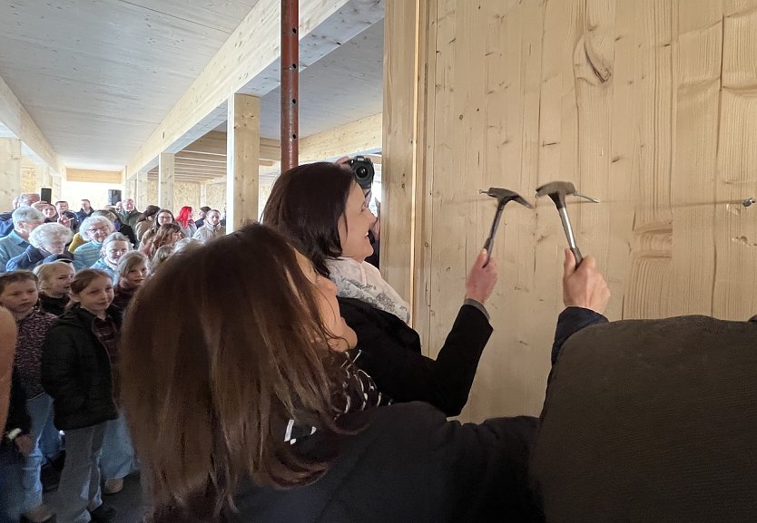 Der traditionelle Hammerschlag beim Richtfest der Kyffh&auml;userland-Grundschule Bendeleben durch Schuleiterin Sch&ouml;nberg und Landr&auml;tin Antje Hochwind-Schneider (Foto: Martin Hellmann (Landratsamt Kyffh&auml;userkreis))